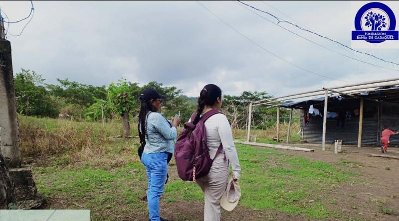 Dos integrantes del equipo llegan a una comunidad rural
