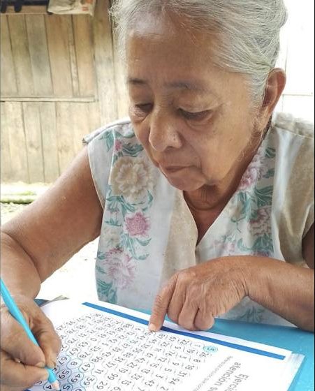 Una adulta mayor realiza un ejercicio de atención