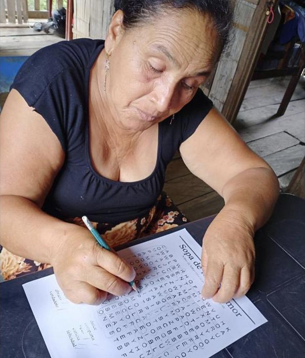Una adulta mayor resuelve una sopa de letras